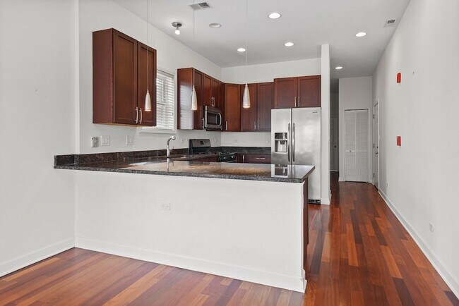 Building Photo - 1314 N Wicker Park Ave