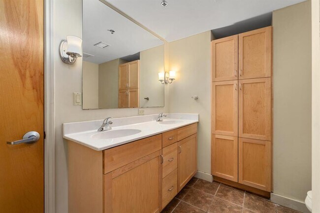 Building Photo - 711 W 26th St