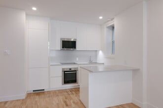 Building Photo - 5530 Chem. de la Côte St Luc