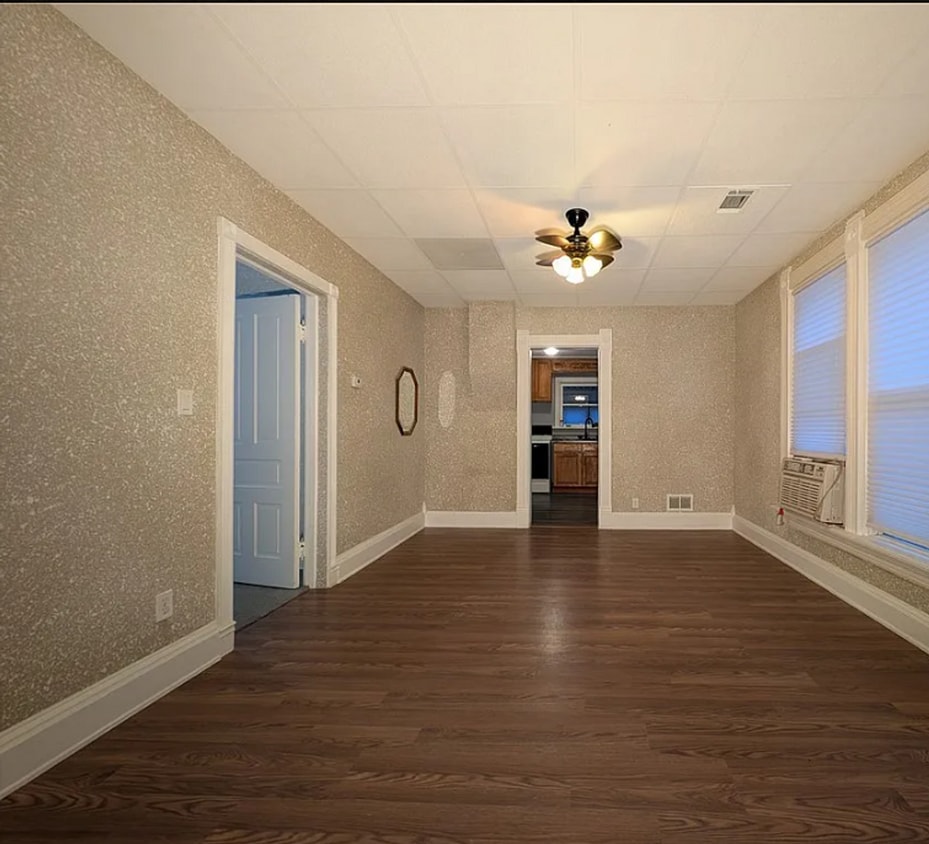 Building Photo - Spacious 3 Bedroom 1 Bath House with Fence...