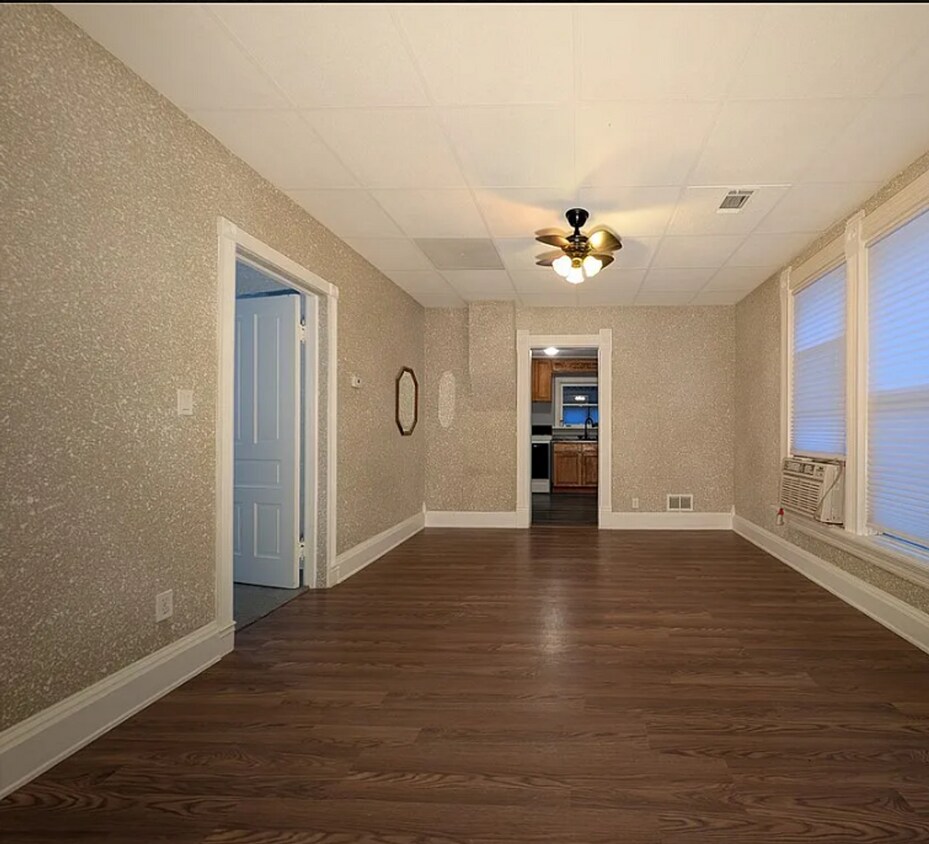 Foto del edificio - Spacious 3 Bedroom 1 Bath House with Fence...