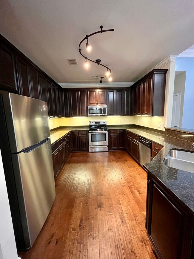 Foto del edificio - Spacious 3-Bedroom Home with Garage, Large...