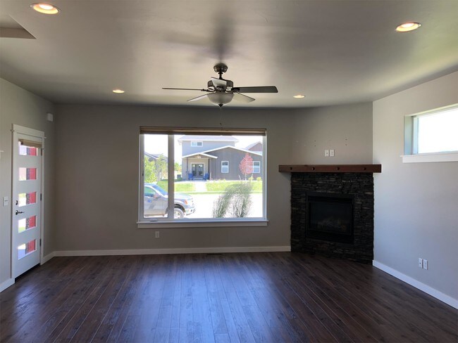 Foto del edificio - 537 Laurel Pkwy