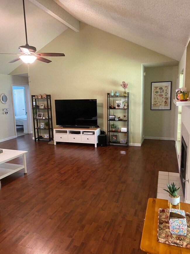 Building Photo - 1203 Weatherford Dr