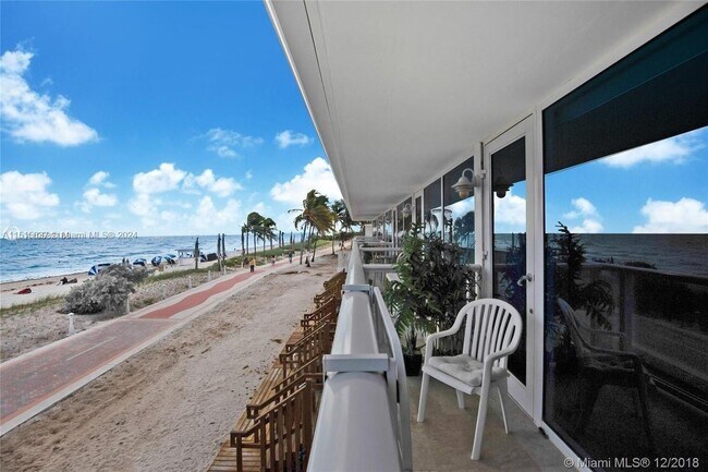 Foto del edificio - 5445 Collins Ave