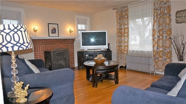 Living room - 60 Cavalcade Blvd