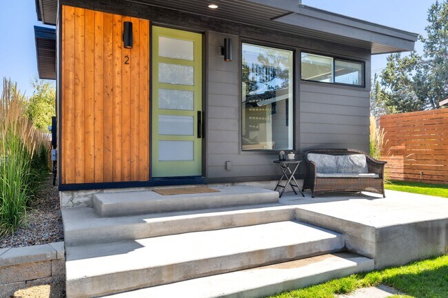 Building Photo - 142 SW Roosevelt Ave