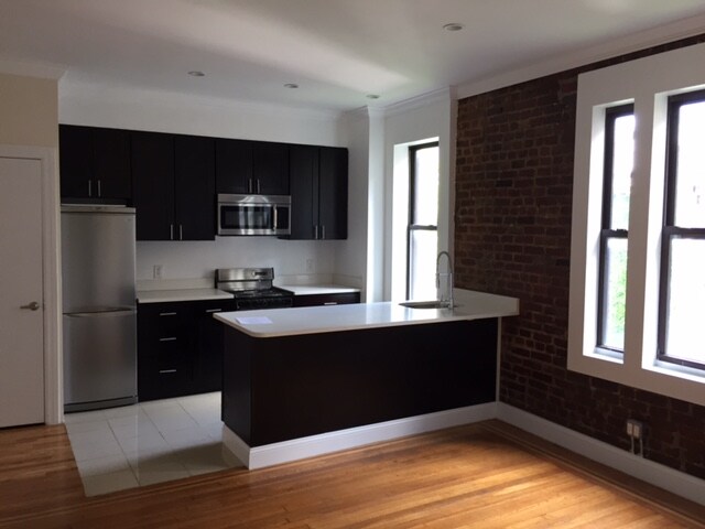 Primary Photo - 12 W 8th St