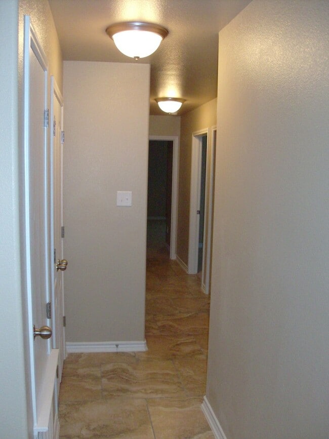 Foto del edificio - 3/2 duplex close to Clear Creek Gate viewable 8/05/2026