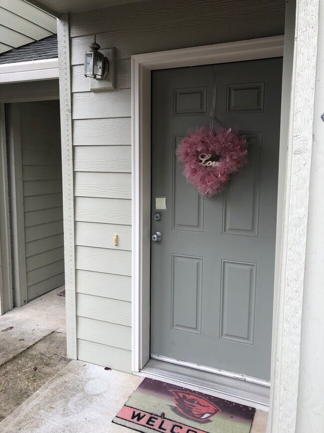Building Photo - Location Location Location ~2 Bedroom 2.5 ...