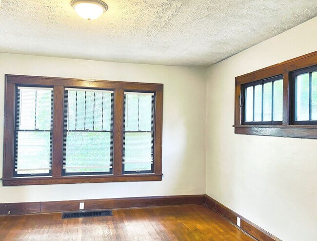 Building Photo - 1438 Rowland Ave NE