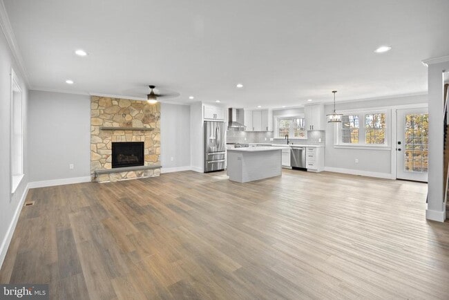 Building Photo - 1322 W King Rd