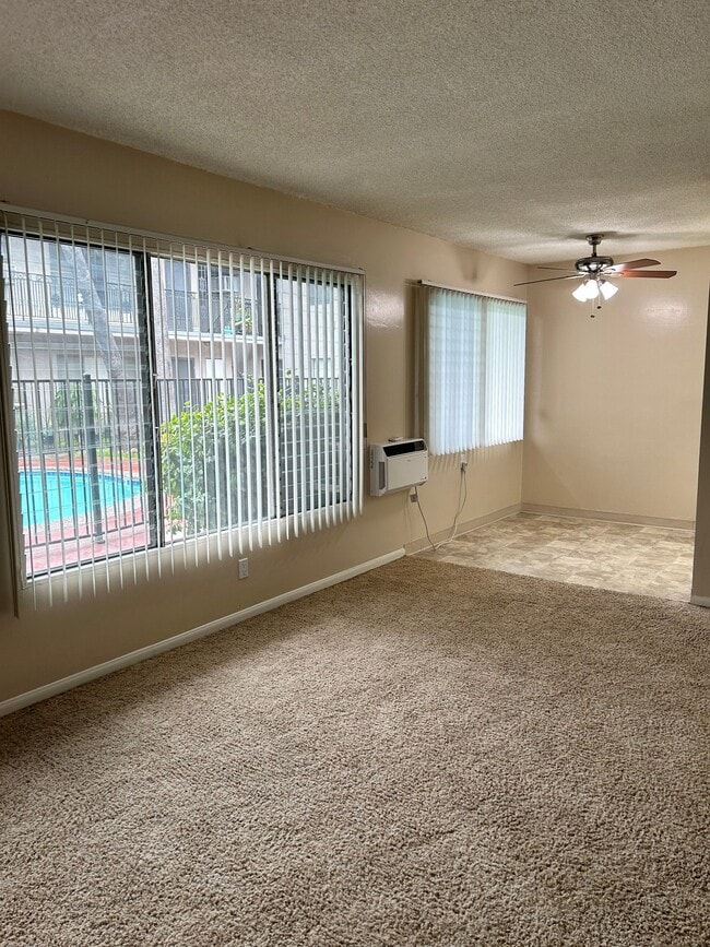 Foto del edificio - 260 N Oak Ave