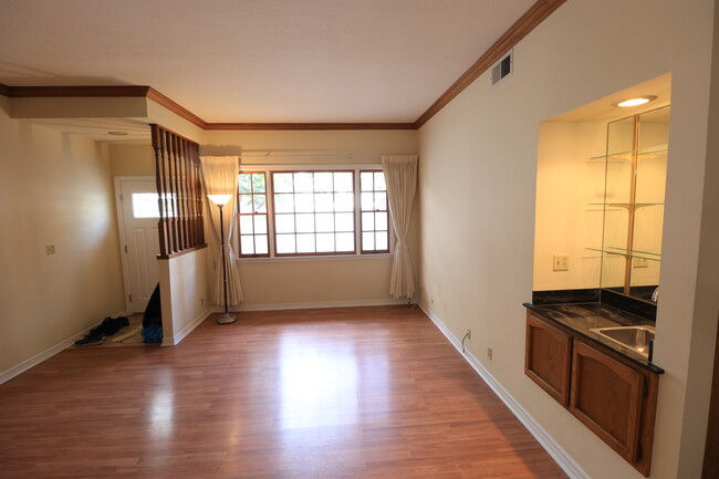 Building Photo - 1726 Elm Ave