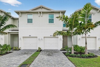 Building Photo - 307 SE Crossoak Ln