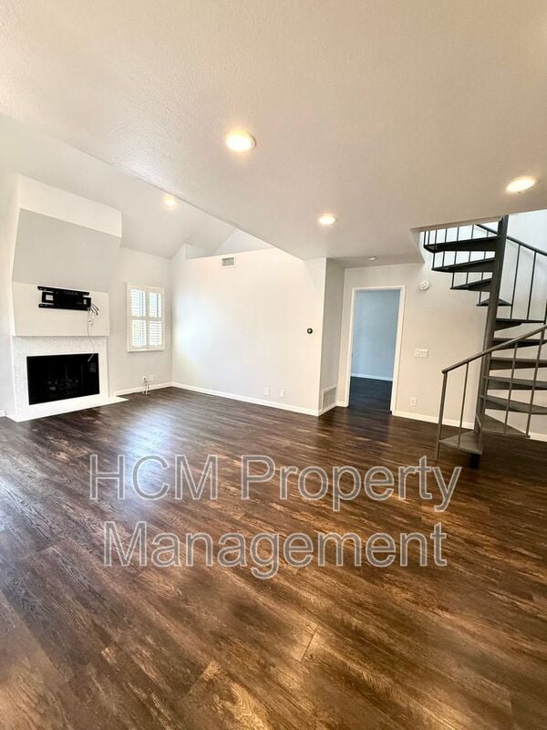 Building Photo - 611 Springbrook N