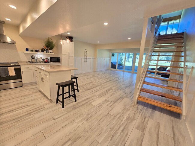Foto del edificio - Stunning 2 Bed / 2.5 Bath Townhouse with G...