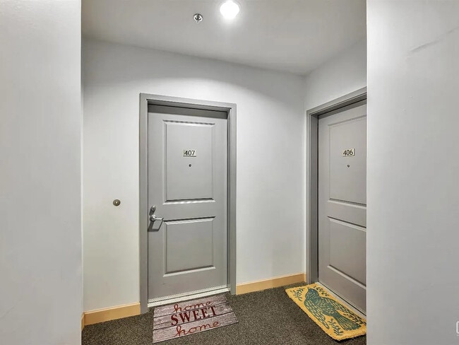 Building Photo - 368 Elm St