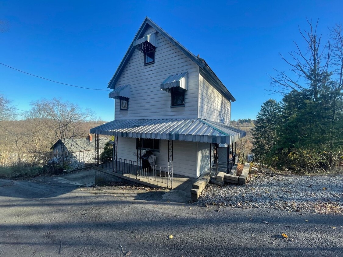 Building Photo - Use Your Tax Return For This Sweetheart of a Deal! Tired of being a renter and want to own your o...