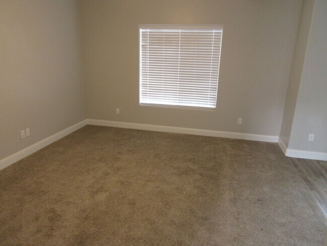 Building Photo - 3 bed -2.5 bath - Newer townhome in the he...