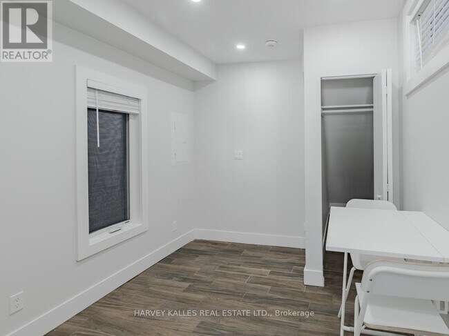 Photo du bâtiment - 160 Lansdowne Ave