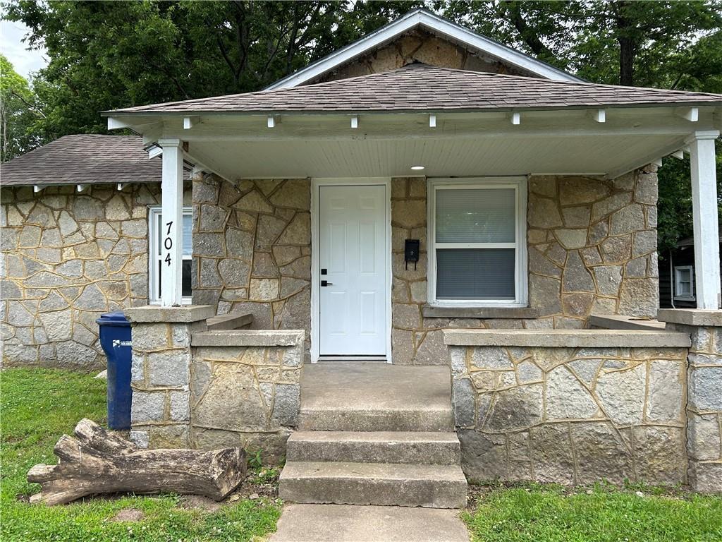 Primary Photo - 704 E Main St