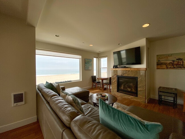 Living Room with expansive ocean views - 2931 Ocean Front Walk
