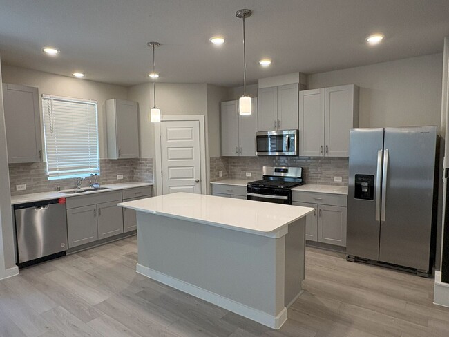 Spacious and modern kitchen - 1507 Red Acer Dr