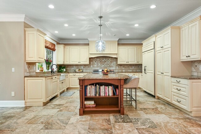 Foto del edificio - 87 Buckingham Ridge Rd