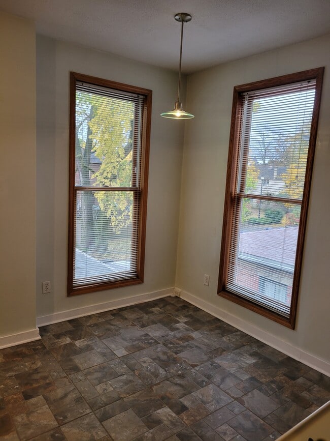 Cocina con luz sur y oeste - 629 Oak St