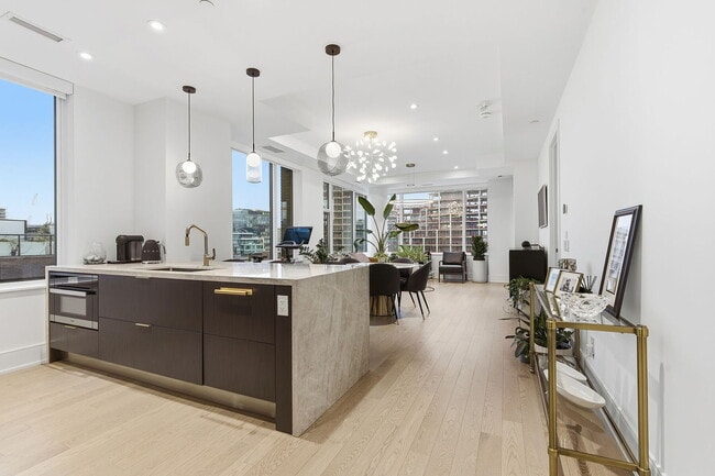 Building Photo - 455-455 Wellington St W