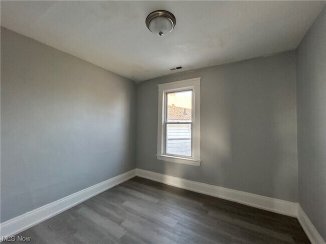 Foto del edificio - 11702 Brookfield Ave