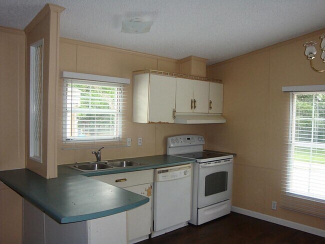 Foto del edificio - 2449 Precinct Line Rd