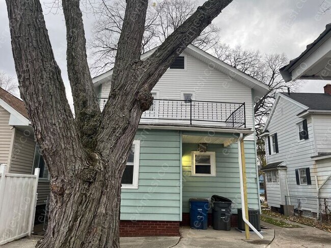 Building Photo - 3633 Almeda Dr