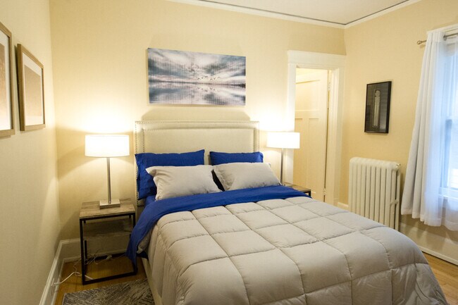 Middle bedroom - 2617 N Maryland Ave
