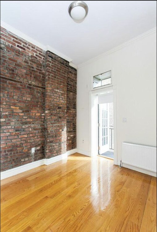 Building Photo - 526 E 5th St