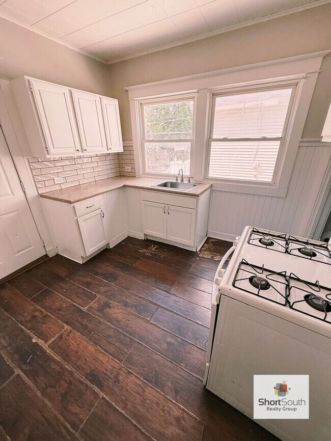 Foto del edificio - Updated 2 Bed 1 Bath upper apartment
