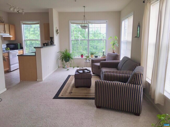 Foto del edificio - 300 Riverbend Dr