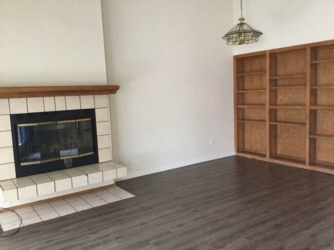 Foto del edificio - Two story 4 bedroom 2.5 bath home for September move in!