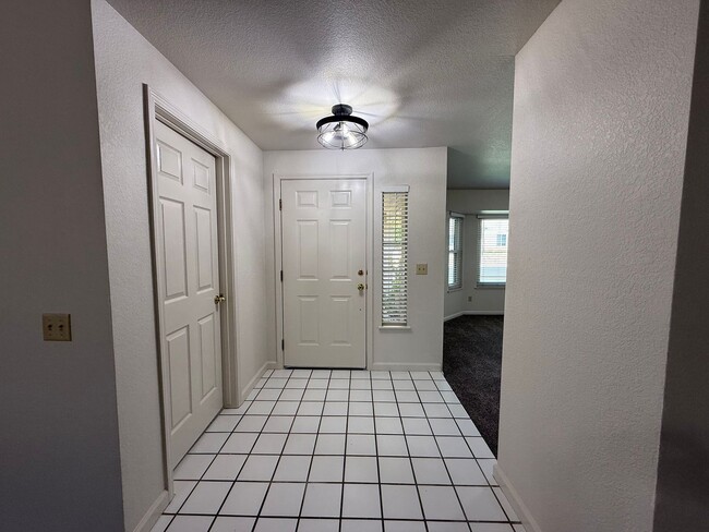 Building Photo - Single Story home in Riverbank's Crossroads Subdivision!