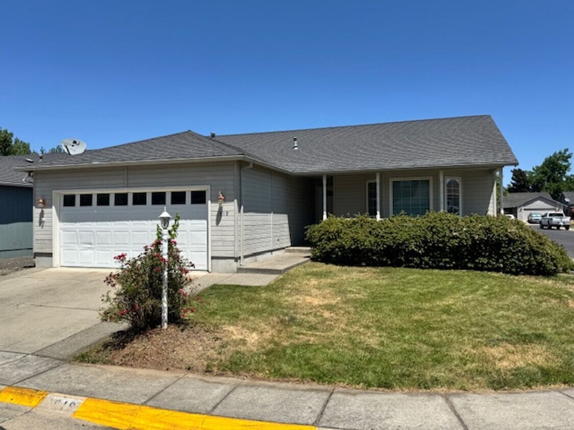 Foto principal - Central Point Single Level Home/ Coming Soon