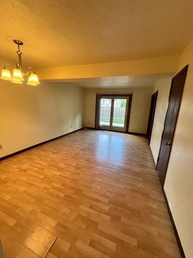 Living room with door to deck - 4414 Solar Pl