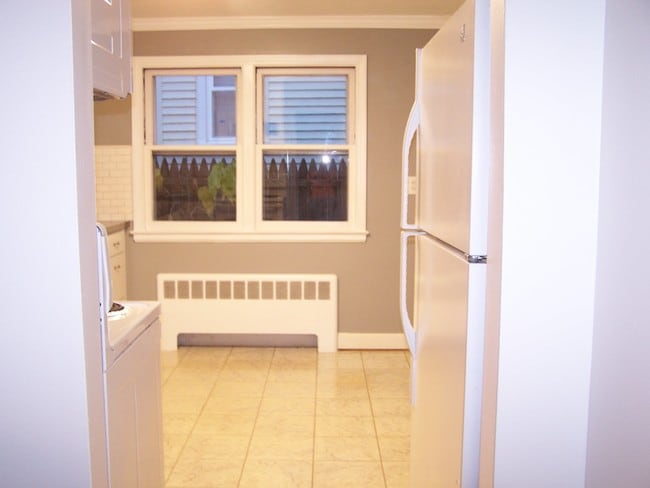 Building Photo - 47 Quaker Ln S