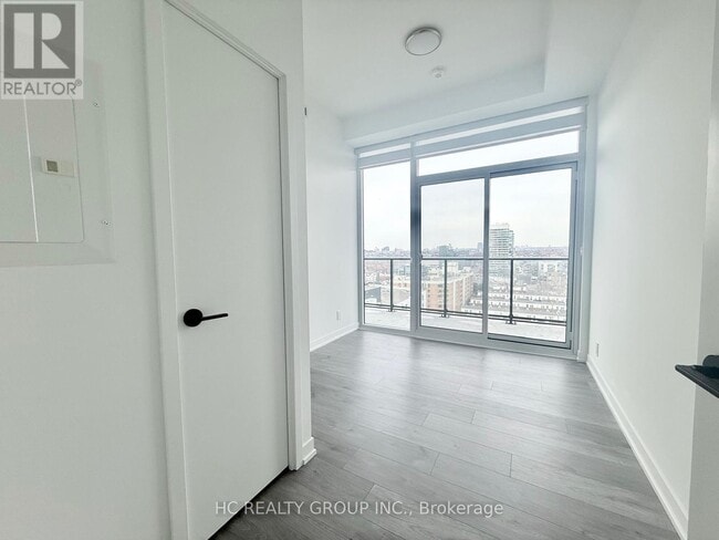 Building Photo - 285 Dufferin St