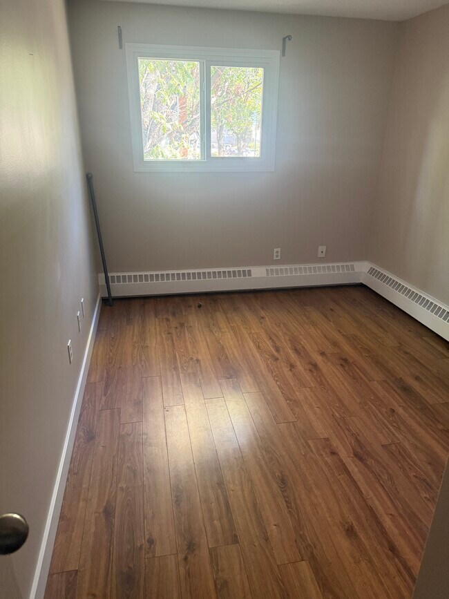 Building Photo - Unit For Rent