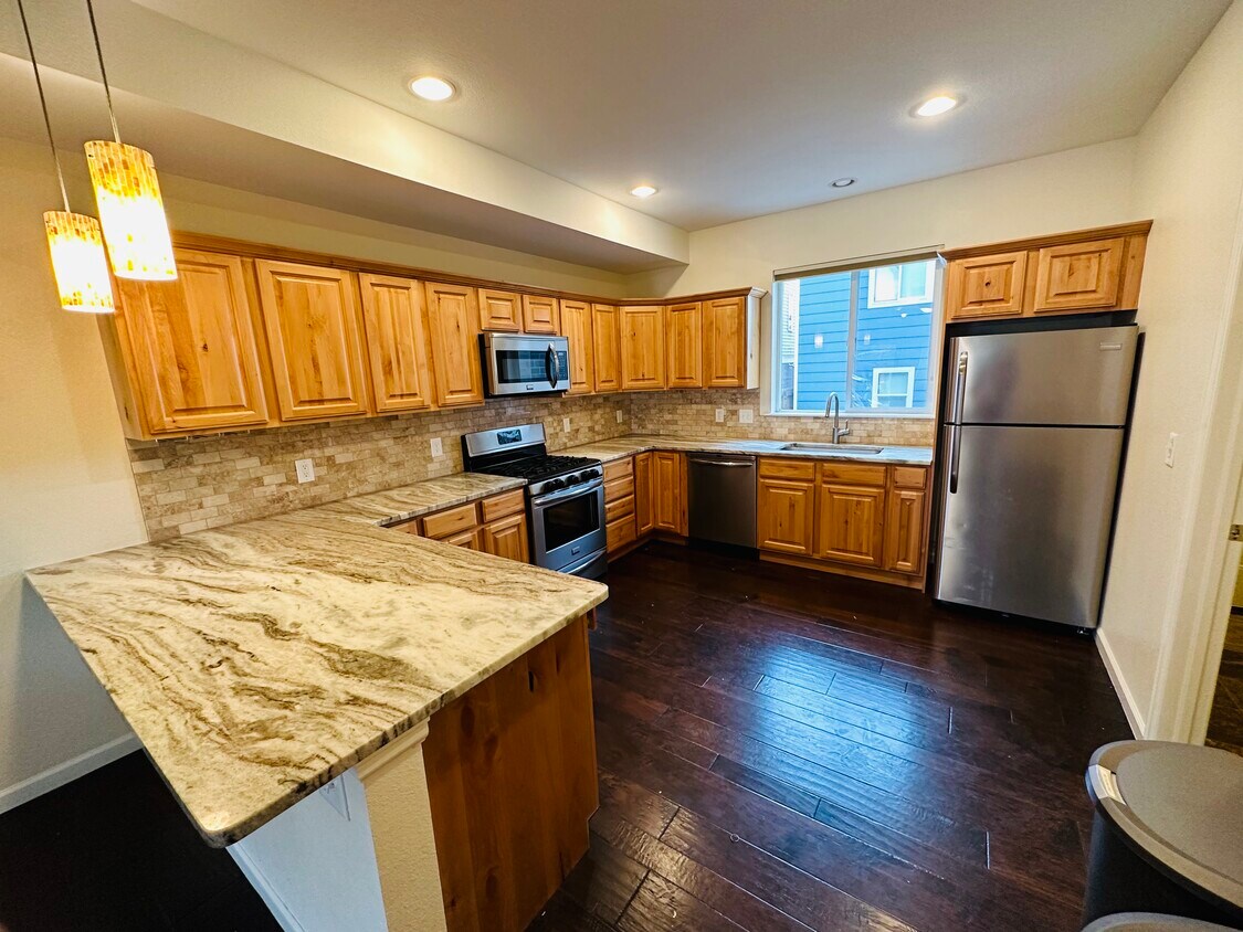 Huge Kitchen-Gas Stove! - 2947 Lawrence St