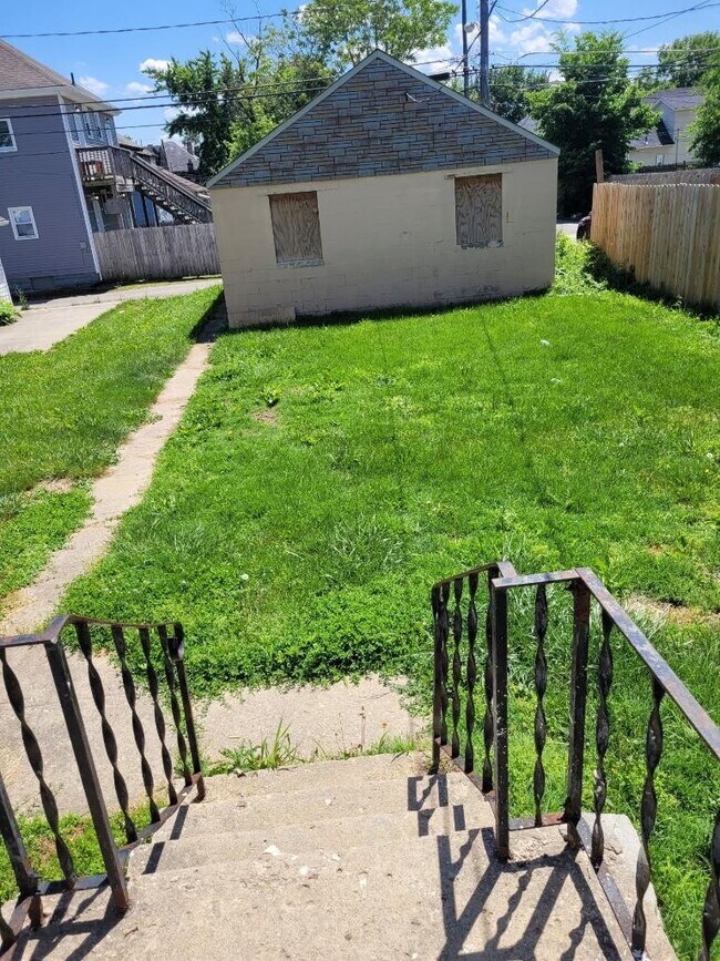 Building Photo - 165 E Innis Ave