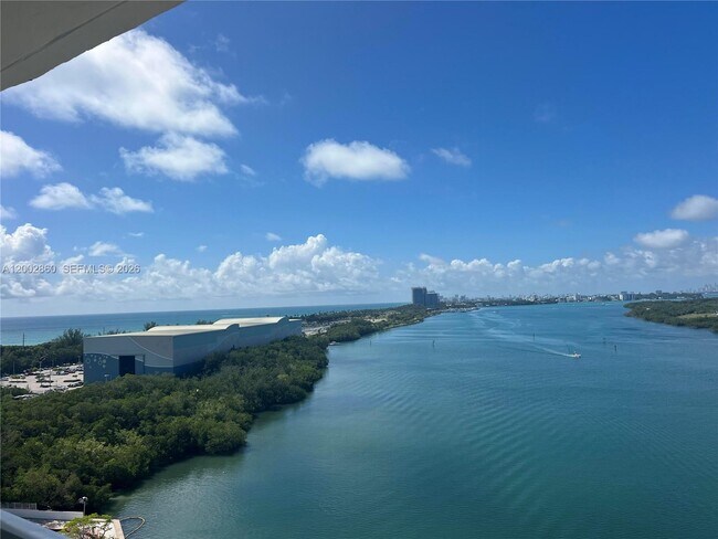 Foto del edificio - 300 Bayview Dr