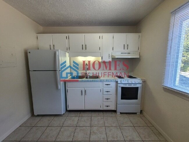 Building Photo - One Bedroom Apartment