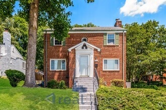 Building Photo - 5620 Hawthorne St